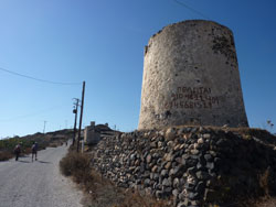 CAI Verbano, una settimana a Santorini:  Mulini antichi a Emborio