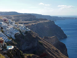 CAI Verbano, una settimana a Santorini: Veduta su Fira dal sentiero che porta a Oia