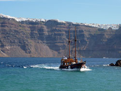 CAI Verbano, una settimana a Santorini: veliero sulla  Caldera  con il paese di Tira