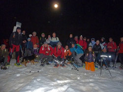 CAI Verbano - Ciaspolata in notturna allo Spalavera: foto di gruppo sulla cima