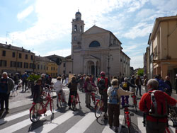CAI Verbano - Gita cicloescursionistica a Brescello: in piazza a Brescello