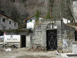 CAI Verbano - Strà Granda della Valle Anzasca da Ceppo Morelli a Macugnaga: l'entrata della miniera di Pestarena