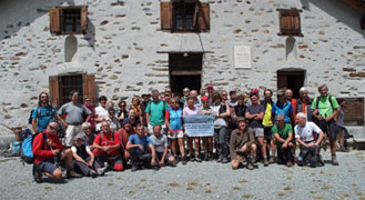 CAI Verbano - Trekking Riva Valdobbia Gressoney - foto di gruppo all'Ospizio Sottile