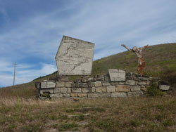 CAI Verbano - Sull’Appennino Tosco-Emiliano su percorsi storici e ambientali: Monumento a memoria dell'Eccidio di Monte Sole