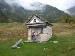 CAI Verbano - Orcesco - Alpe Campra in Val Vigezzo: cappella all’Alpe Campra
