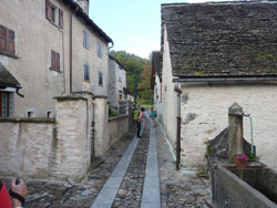 CAI Verbano - Orcesco - Alpe Campra in Val Vigezzo: il borgo di Orcesco, in prossimità del sentiero per l’Alpe Campra 