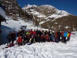 CAI Verbano: con le ciaspole all'Alpe Larecchio (Val Vogna - Val Sesia): foto di gruppo all'alpe Larecchio