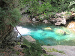 CAI Verbano - Capanna Osola in Val d'Osura CH: le pozze color smeraldo del torrente Osura
