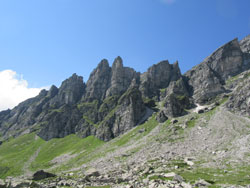 CAI Verbano - Le Caldaie e il Lago del Bianco in Alta Alpe Veglia: la frastagliata cresta delle Piodelle che scende tra il Boccareccio e la Torre Mottiscia
