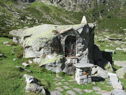 CAI Verbano - Da Fobello S.Maria a Bannio attraverso il Colle di Baranca: la cappelletta all'Alpe Baranca costruita dal Gruppo Alpini di Fobello