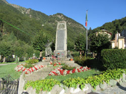 CAI Verbano - Da Fobello S.Maria a Bannio attraverso il Colle di Baranca: Fobello, il Monumento ai Caduti