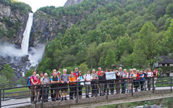 CAI Verbano - Sentiero della Transumanza: Bignasco - Foroglio in Val Bavona (CH): davanti alla cascata di Foroglio 