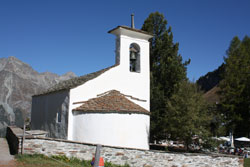 CAI Verbano - Escursione in Engadina, Valle di Fex: la piccola chiesa di Crasta