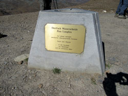 CAI Verbano - Escursione in Engadina, Lago e Passo Lunghin: il cippo di pietra del triplo spartiacque al Passo Lunghin