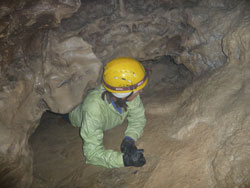 CAI Verbano - Escursione speleologica al “Buco della volpe” con il Gruppo Grotte Novara CAI: l'uscita da un cunicolo