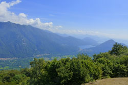CAI Verbano - Alpeggi del versante est delle montagne di Ornavasso: panorama verso il lago di Mergozzo e Maggiore