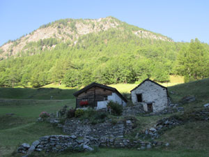 CAI Verbano: Escursione a Gabi - Furggu - Laggintal - Gabi (Sempione – Svizzera): baite lungo il percorso