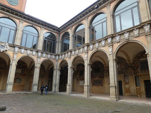 CAI Verbano: Trekking urbano a Bologna, con il CAI di Bologna: il cortile interno del Palazzo dell'Archiginnasio