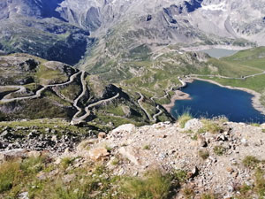 CAI Verbano - Monte Taou Blanc dal Rifugio Savoia ai Piani del Nivolet: la strada che porta ai Piani del Nivolet, sotto i laghi Agnel e Serrù