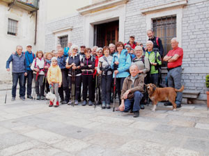 CAI Verbano - 'Dal Lago alla Montagna', escursione storica in attesa del 150° anniversario della nostra Sezione: foto di gruppo davanti alla Chiesa di San Bernardo ad Arizzano