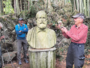 CAI Verbano - 'Dal Lago alla Montagna', escursione storica in attesa del 150° anniversario della nostra Sezione: statua di Garibaldi nel giardino di Villa Wührer 