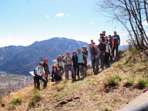 CAI Verbano: Gli Alpeggi di Ornavasso - versante Ovest - 2 aprile 2023: foto di gruppo a Ghenti d'Olmaine