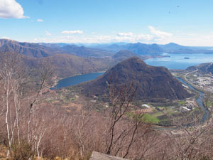 CAI Verbano: Gli Alpeggi di Ornavasso - versante Ovest - 2 aprile 2023: Lago di Mergozzo e Lago Maggiore da Ghenti d'Olmaine, in primo piano il Mont'Orfano