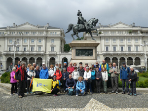 CAI Verbano - Trekking Urbano a Novara: foto di gruppo in piazza Martiri della Libertà