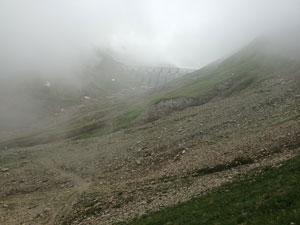CAI Verbano - Le Guglie bianche del Lebendun (Alta Val Formazza): la diga del lago del Sabbione immersa nelle nuvole