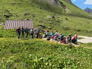 CAI Verbano - Le Guglie bianche del Lebendun (Alta Val Formazza): foto di gruppo all'Alpe Nefelgiù, prossimi a termine escursione